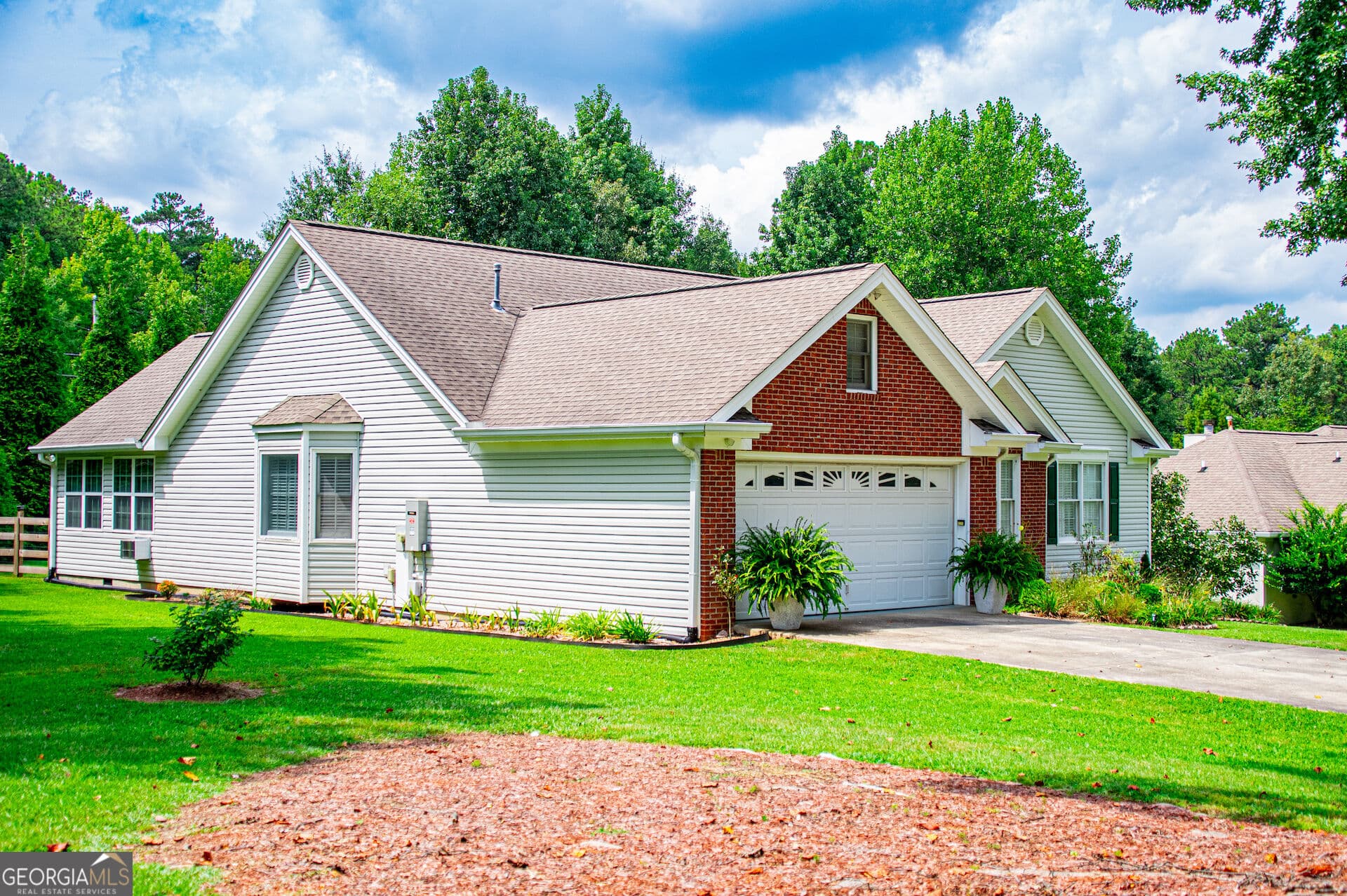 3 bedroom, 2 bathroom, 2,526 sq ft single family residence for sale at 10 Mountain Oaks Drive, Carrollton, GA 30116 — photo 4