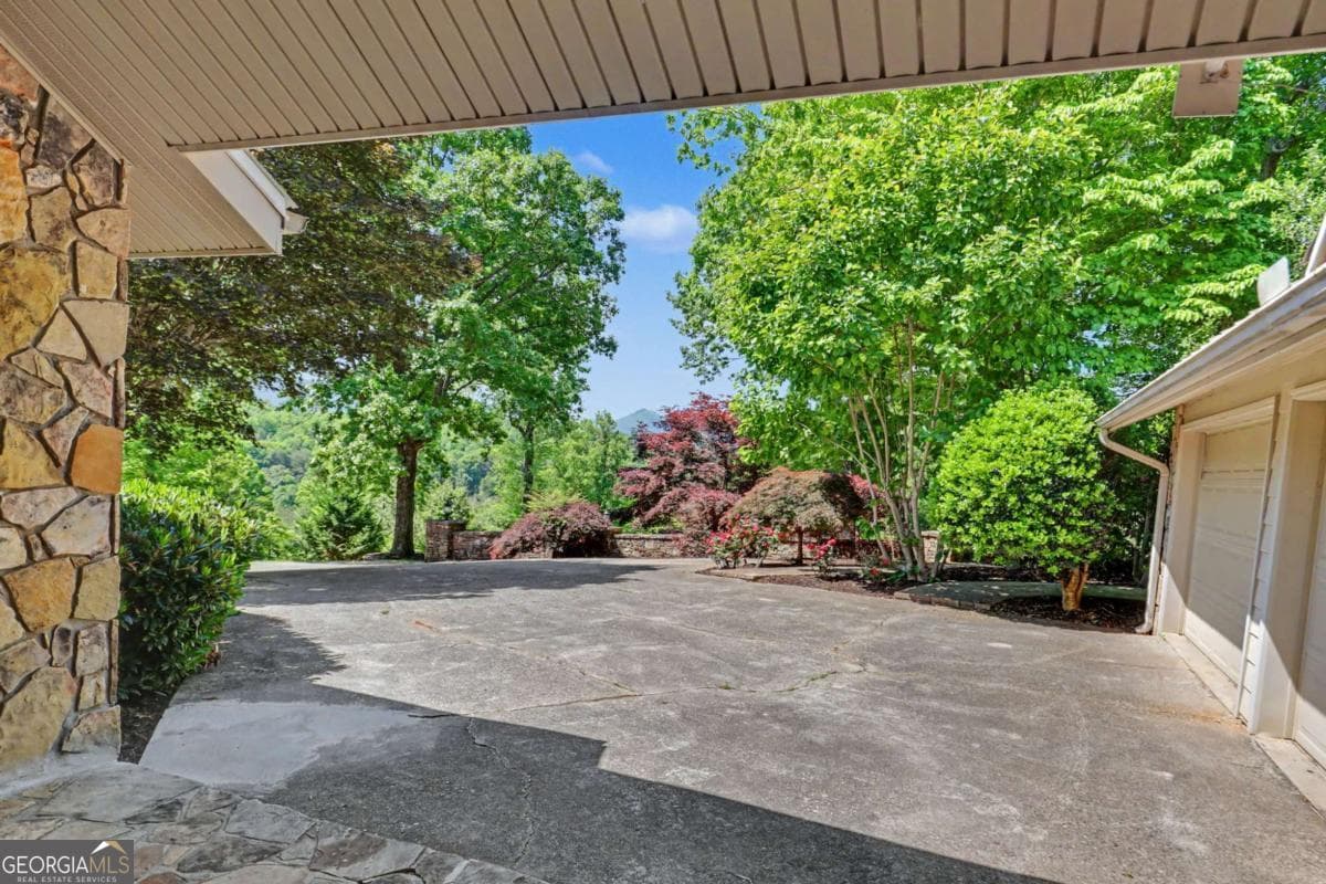 4 bedroom, 4 bathroom, 6,209 sq ft single family residence for sale at 792 Bugscuffle Road, Hiawassee, GA 30546 — photo 8