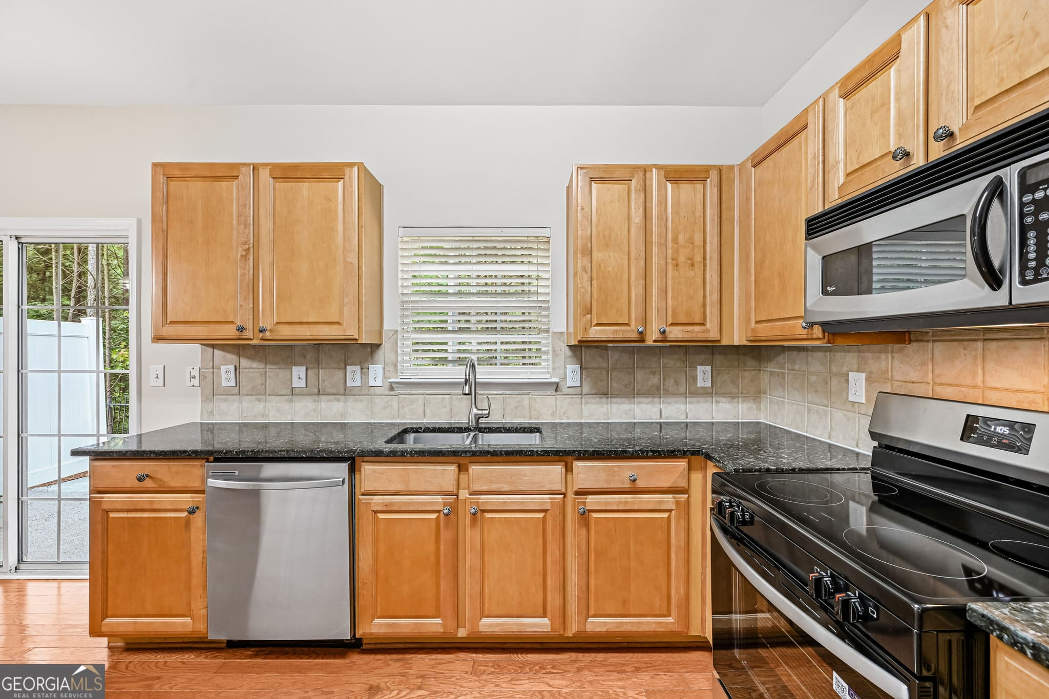 3 bedroom, 2.5 bathroom, 1,644 sq ft townhouse for sale at 2061 Meadow Peak Road, Duluth, GA 30097 — photo 2