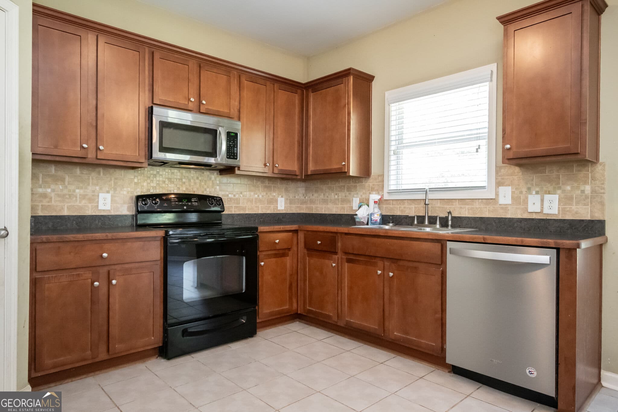 4 bedroom, 2.5 bathroom, 2,362 sq ft single family residence for sale at 1120 Arlington Place, Bogart, GA 30622 — photo 3