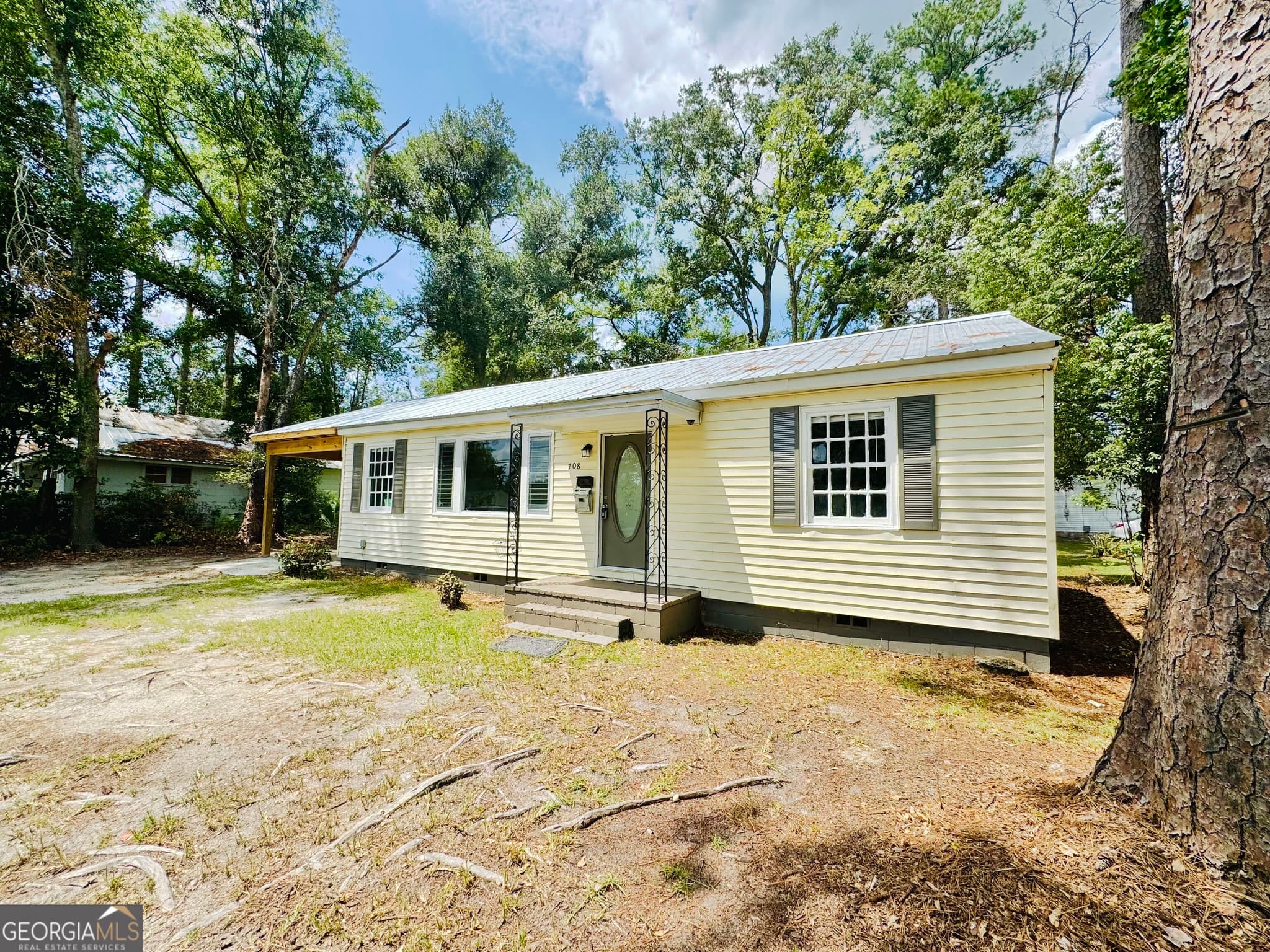 3 bedroom, 1 bathroom, 984 sq ft single family residence for sale at 708 Lakeland Avenue, Valdosta, GA 31602 — photo 3