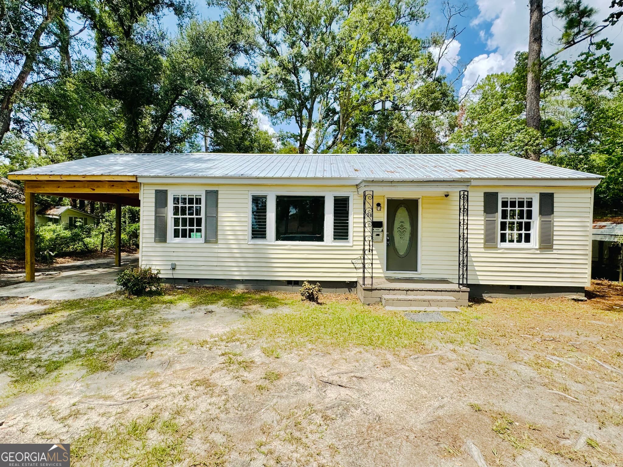 3 bedroom, 1 bathroom, 984 sq ft single family residence for sale at 708 Lakeland Avenue, Valdosta, GA 31602
