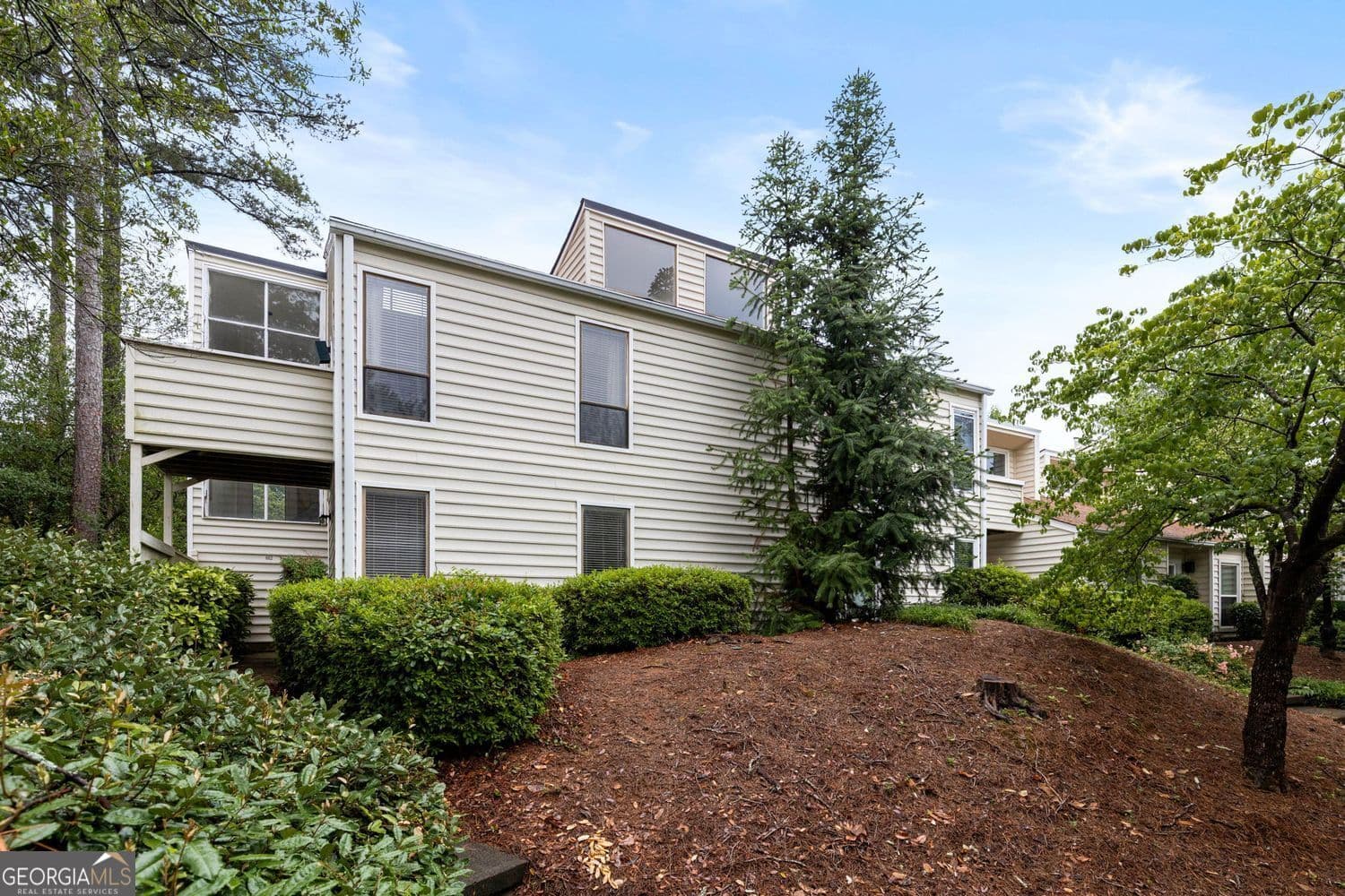 3 bedroom, 3 bathroom, 1,780 sq ft loft,condominium sold at 662 Serramonte Drive, Marietta, GA 30068