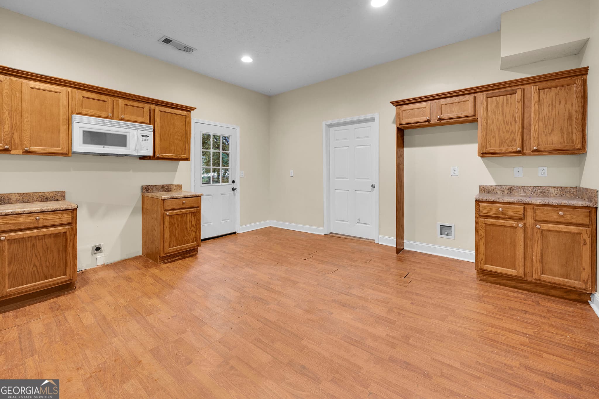 3 bedroom, 2 bathroom, 1,566 sq ft single family residence for sale at 3 Spruce Street, Porterdale, GA 30014 — photo 6
