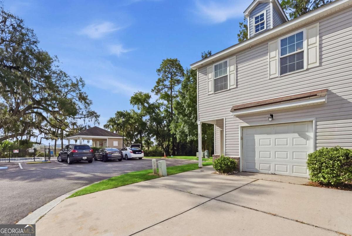 3 bedroom, 2.5 bathroom, 1,920 sq ft loft,townhouse for sale at 11330 White Bluff Road 31, Savannah, GA 31419 — photo 2