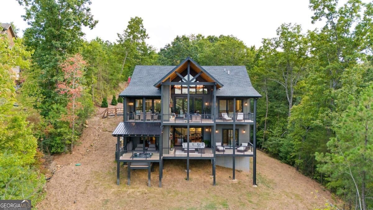 5 bedroom, 4.5 bathroom, 4,160 sq ft single family residence for sale at 133 Amber Ridge, Blue Ridge, GA 30513 — photo 2