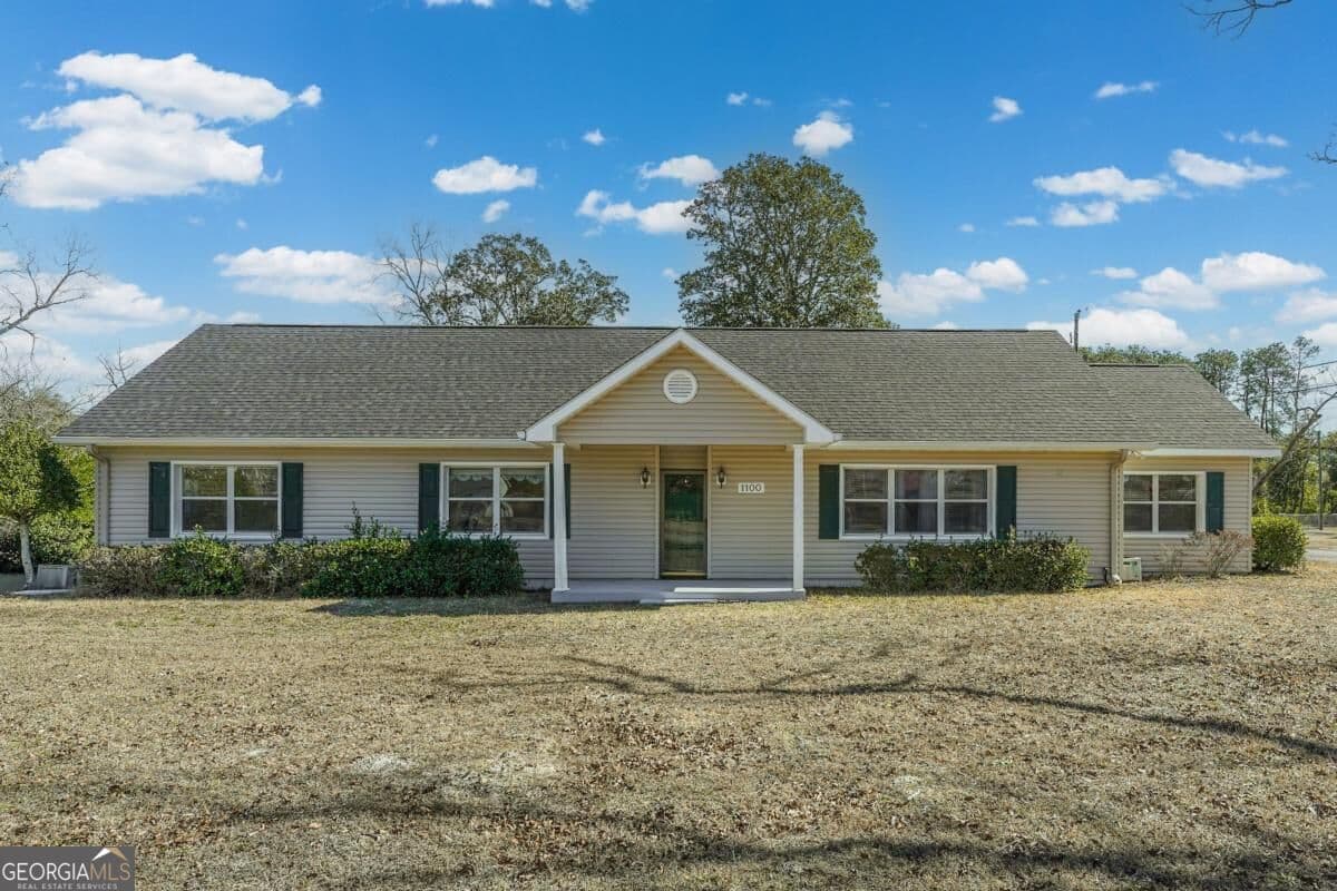 3 bedroom, 2 bathroom, 2,036 sq ft single family residence for sale at 1100 Winona Avenue, Waycross, GA 31503 — photo 3