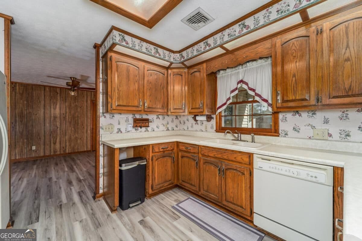 3 bedroom, 2 bathroom, 2,036 sq ft single family residence for sale at 1100 Winona Avenue, Waycross, GA 31503 — photo 9