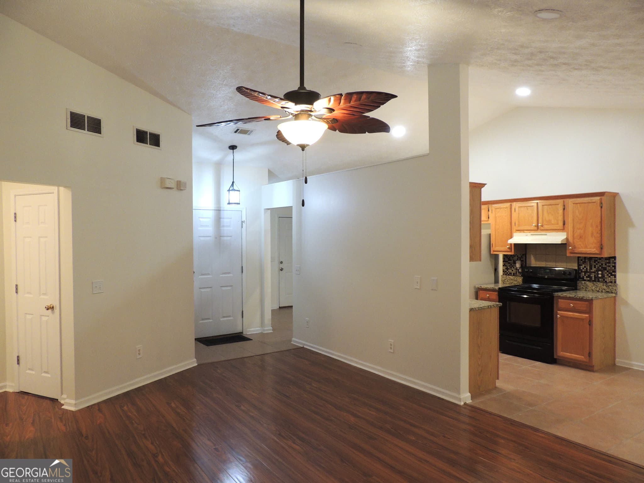 3 bedroom, 2 bathroom, 1,410 sq ft single family residence for rent at 260 Mountainview Drive, Covington, GA 30016 for $1,995 a month — photo 5