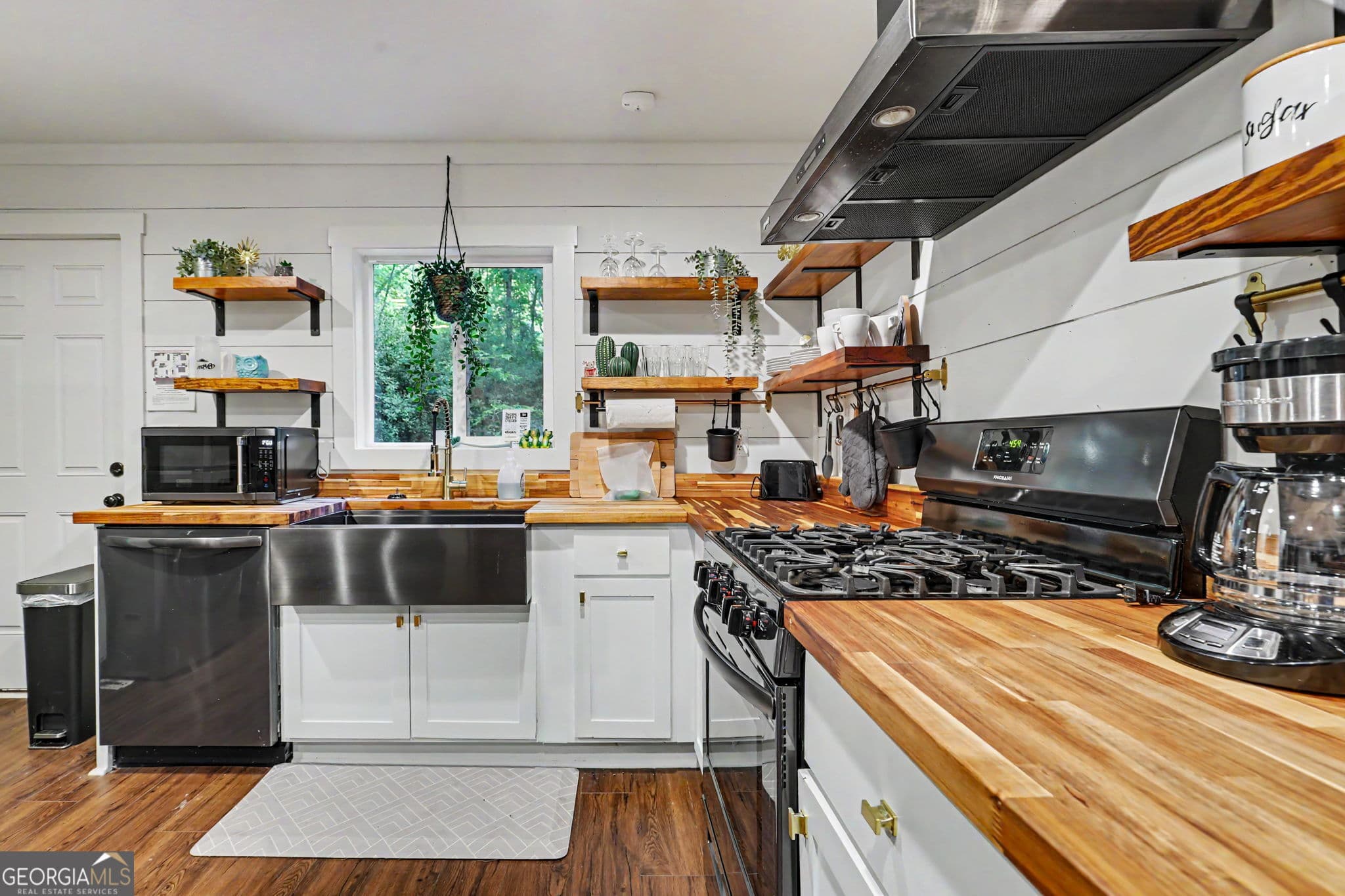 2 bedroom, 1 bathroom, 952 sq ft cabin,single family residence for sale at 578 Highway 356, Helen, GA 30545 — photo 4