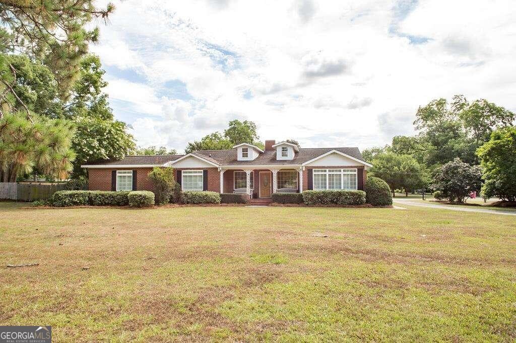 6 bedroom, 4 bathroom, 4,237 sq ft single family residence sold at 504 Hendry Street, Blackshear, GA 31516