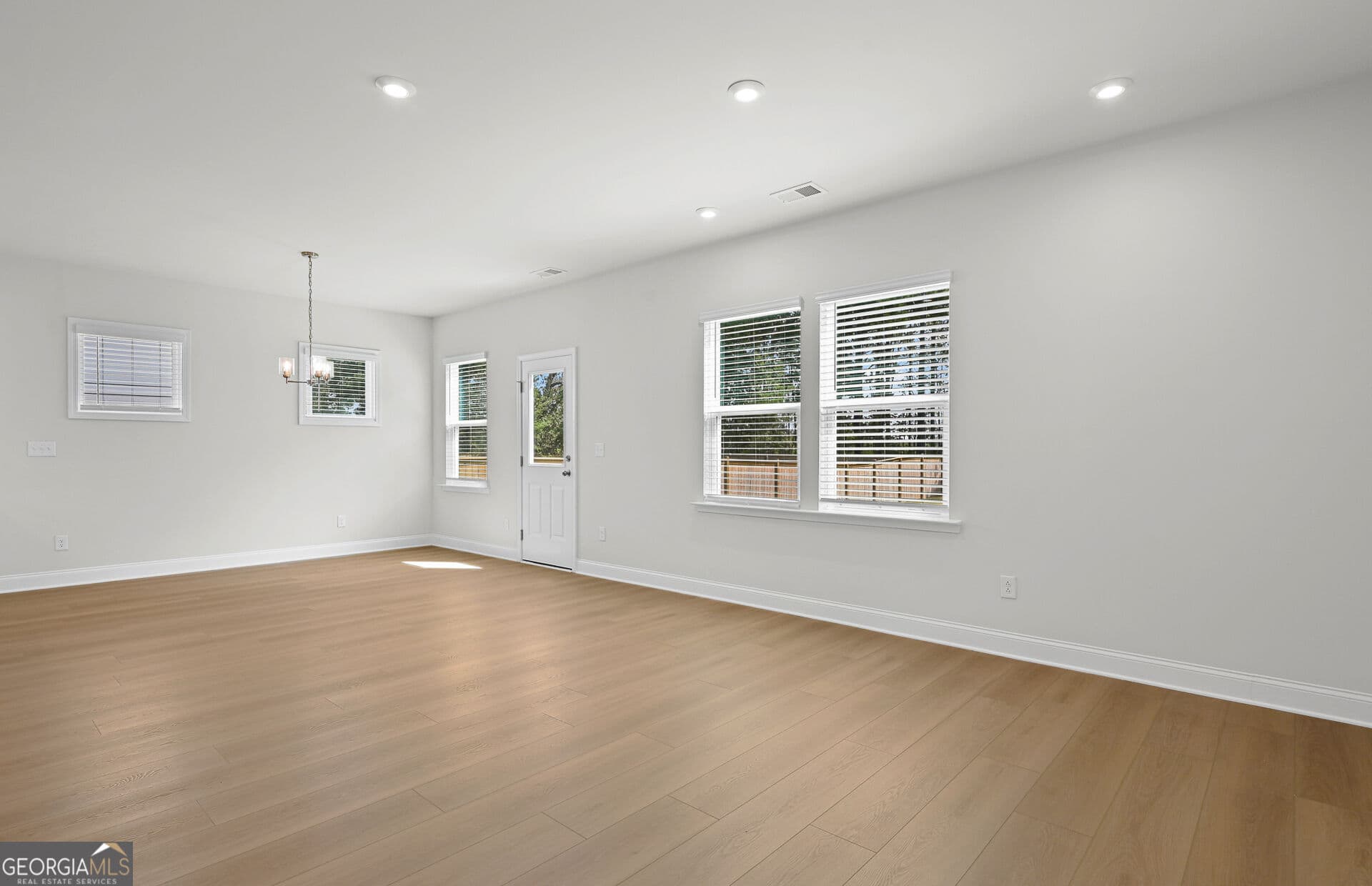 5 bedroom, 3 bathroom, 2,622 sq ft single family residence for sale at 472 Dahlia Street, Mcdonough, GA 30253 — photo 6