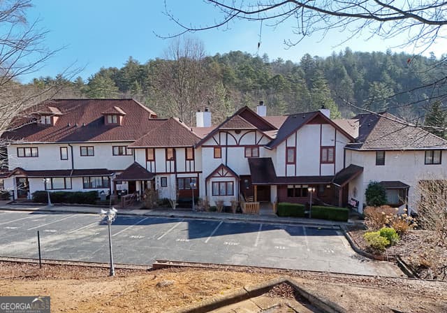3 bedroom, 3.5 bathroom, 2,060 sq ft condominium for sale at 327 Brucken Strasse # 305, Helen, GA 30545 — photo 2