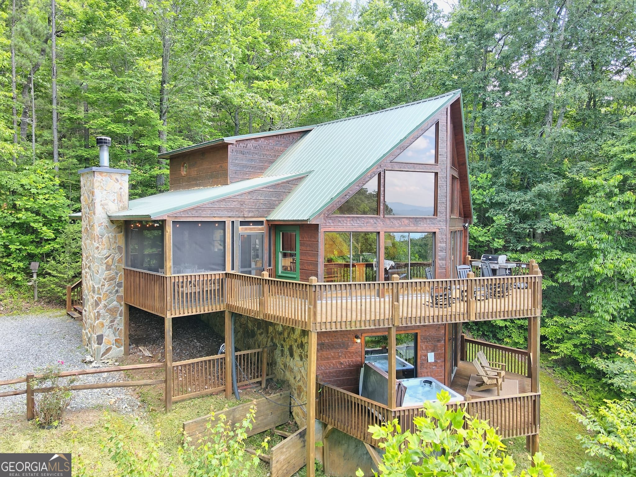 3 bedroom, 3 bathroom, 2,372 sq ft cabin,single family residence sold at 198 Sunrock Mountain Trace, Blue Ridge, GA 30513