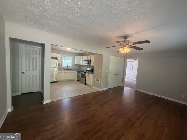 3 bedroom, 2 bathroom, 1,472 sq ft single family residence for sale at 6057 Blackhawk Trail, Mableton, GA 30126 — photo 3