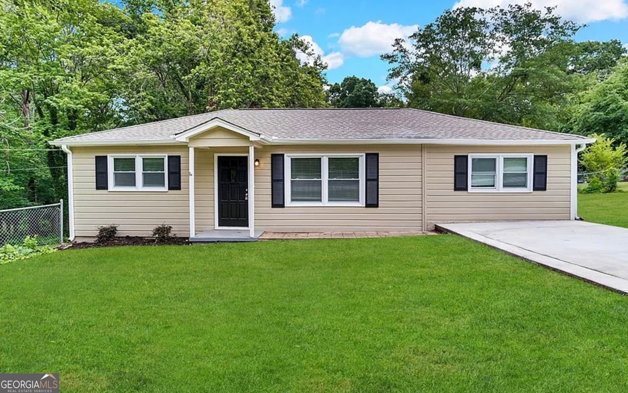 3 bedroom, 2 bathroom, 1,472 sq ft single family residence for sale at 6057 Blackhawk Trail, Mableton, GA 30126 — photo 1 of 10