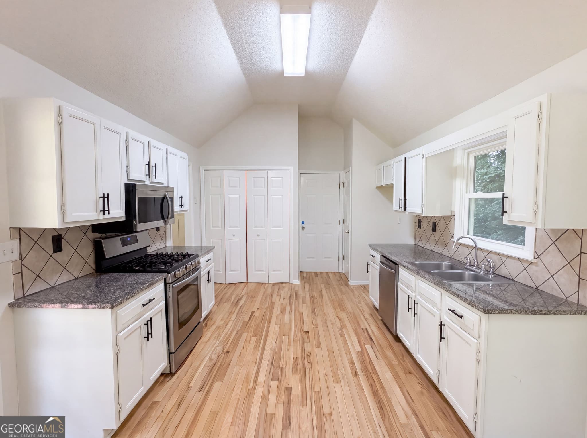 3 bedroom, 2 bathroom, 1,594 sq ft single family residence for sale at 95 Christophers Gallop, Stockbridge, GA 30281 — photo 2