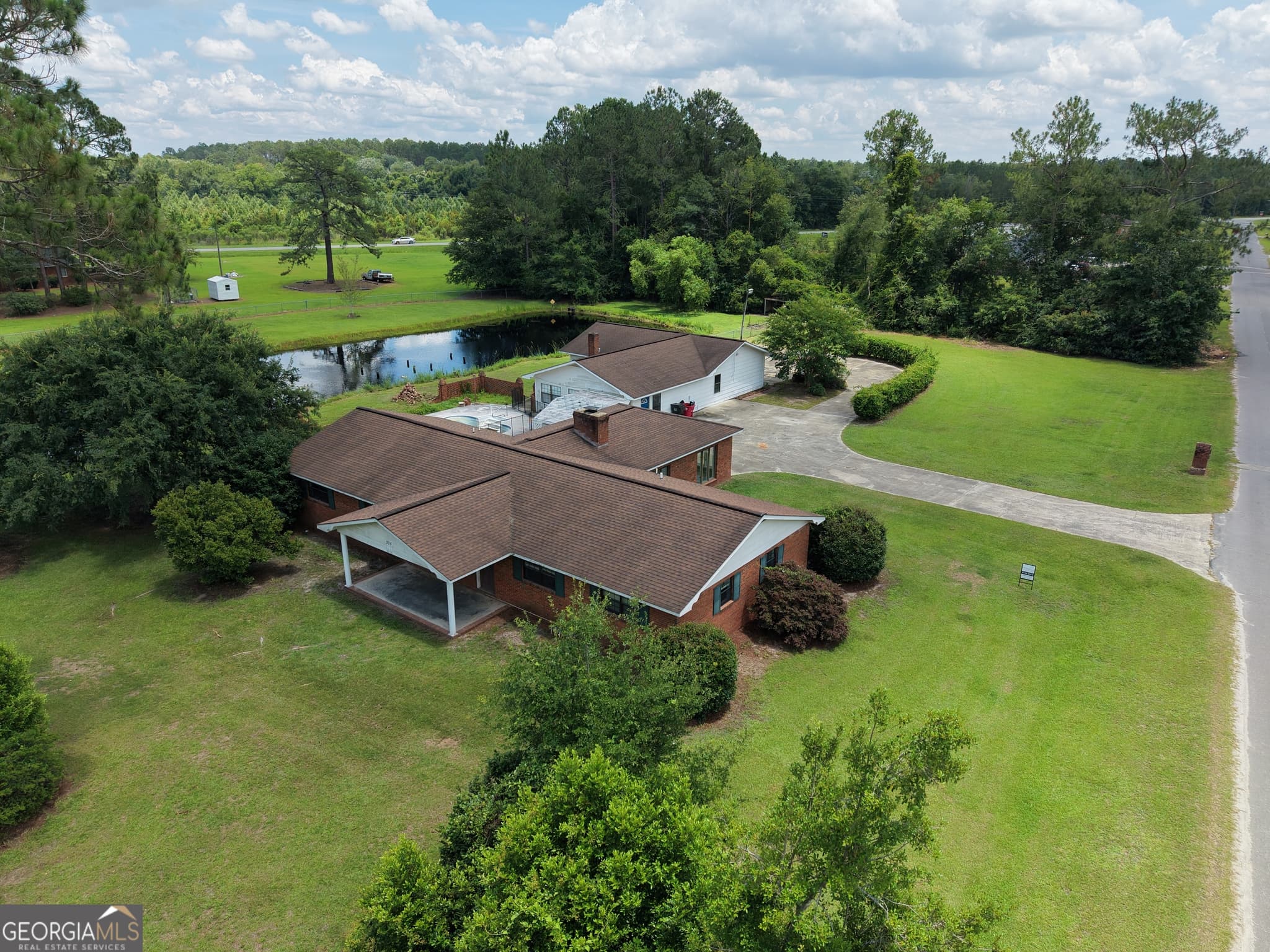 4 bedroom, 4 bathroom, 2,644 sq ft single family residence for sale at 338 Lakeview Drive, Baxley, GA 31513 — photo 2