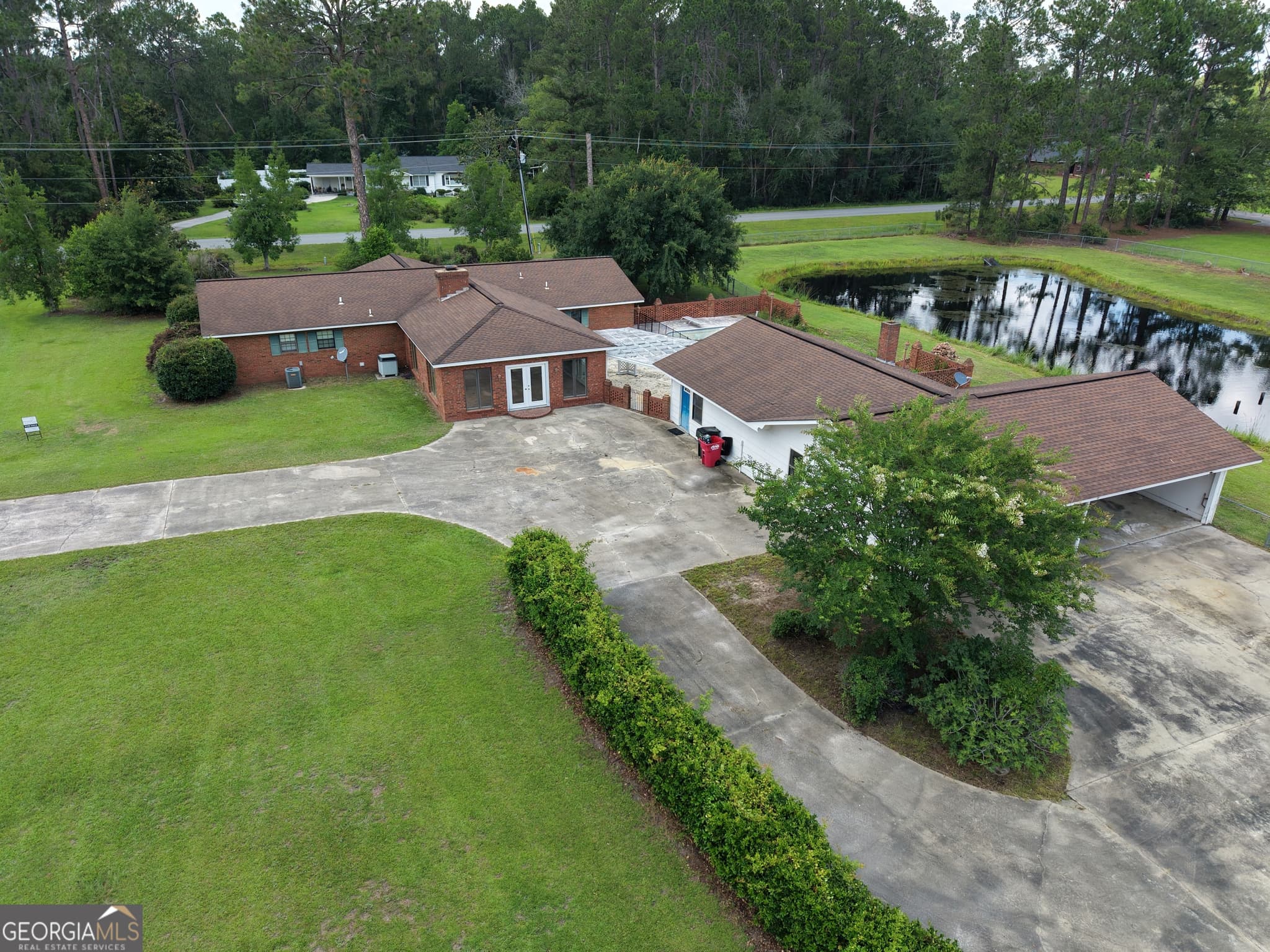 4 bedroom, 4 bathroom, 2,644 sq ft single family residence for sale at 338 Lakeview Drive, Baxley, GA 31513 — photo 6