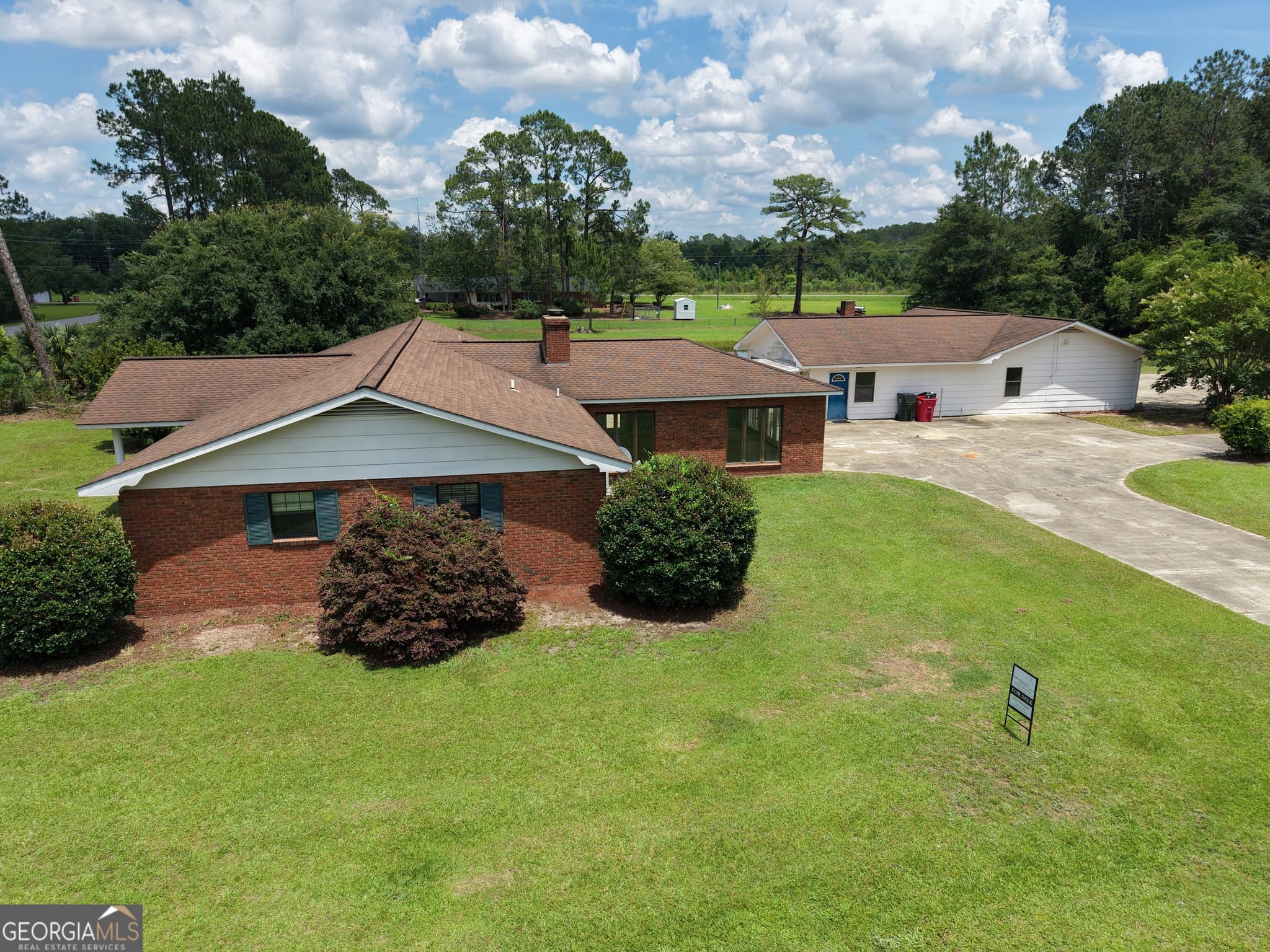 4 bedroom, 4 bathroom, 2,644 sq ft single family residence for sale at 338 Lakeview Drive, Baxley, GA 31513 — photo 3
