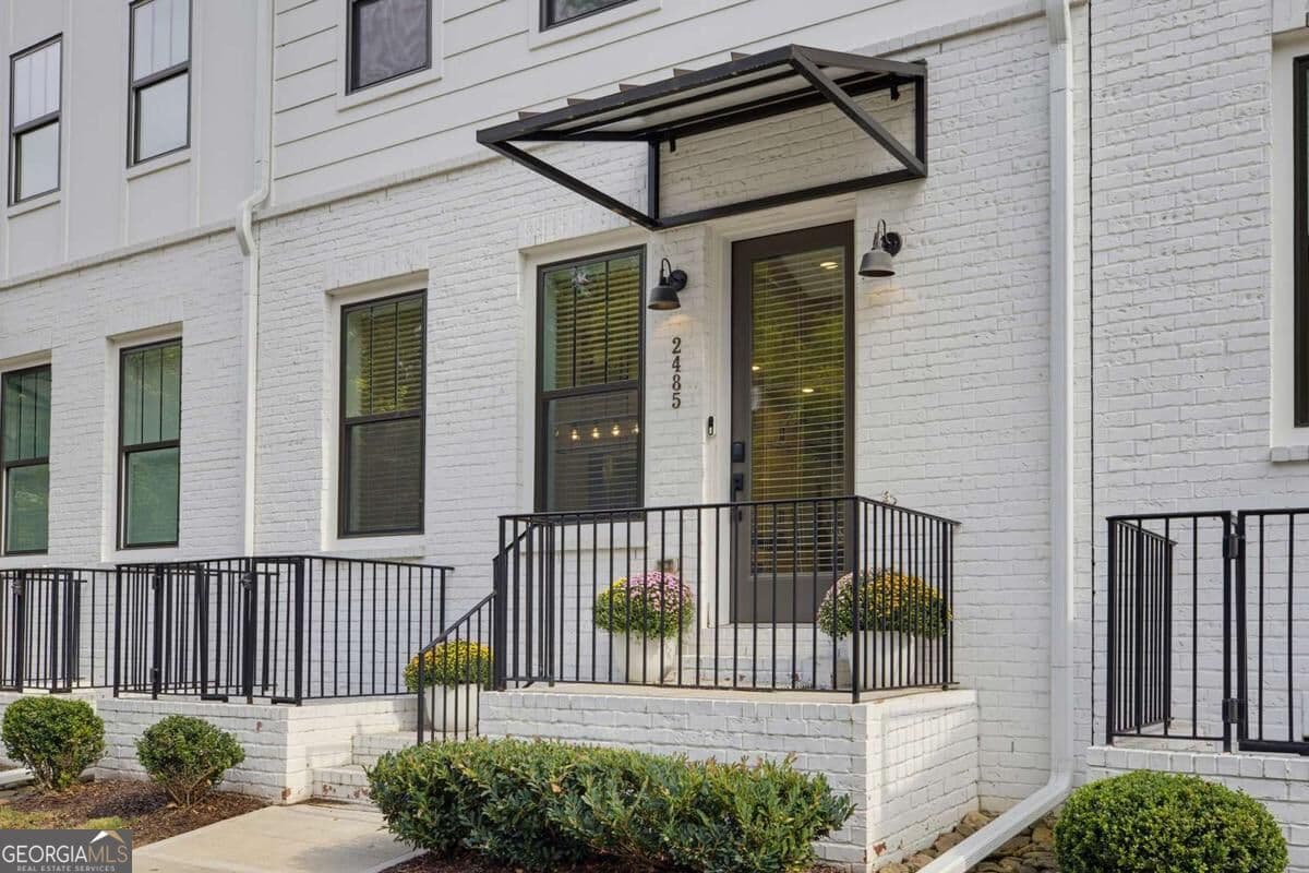 3 bedroom, 3.5 bathroom, 2,175 sq ft townhouse for sale at 2485 Sycamore Road, Atlanta, GA 30318 — photo 2