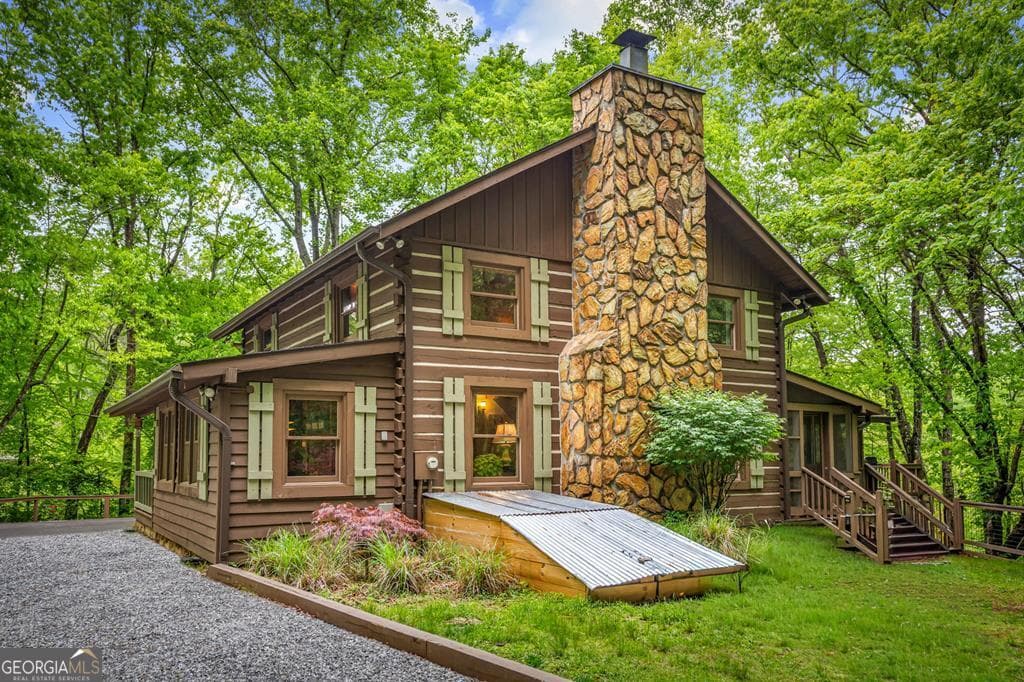 6 bedroom, 4 bathroom, 3,048 sq ft cabin,single family residence sold at 916 Old Cashes Valley Road, Blue Ridge, GA 30513