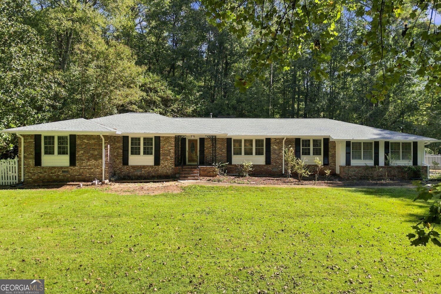 4 bedroom, 2.5 bathroom, 3,080 sq ft single family residence for sale at 2207 Rosser Place, Smoke Rise, GA 30087 — photo 2