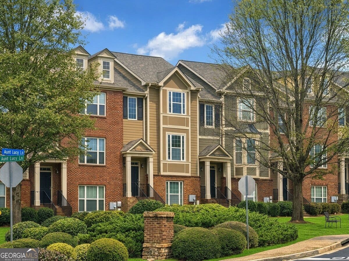 4 bedroom, 3.5 bathroom, 2,195 sq ft townhouse for sale at 3998 Llewellin Lane, Smyrna, GA 30082 — photo 2