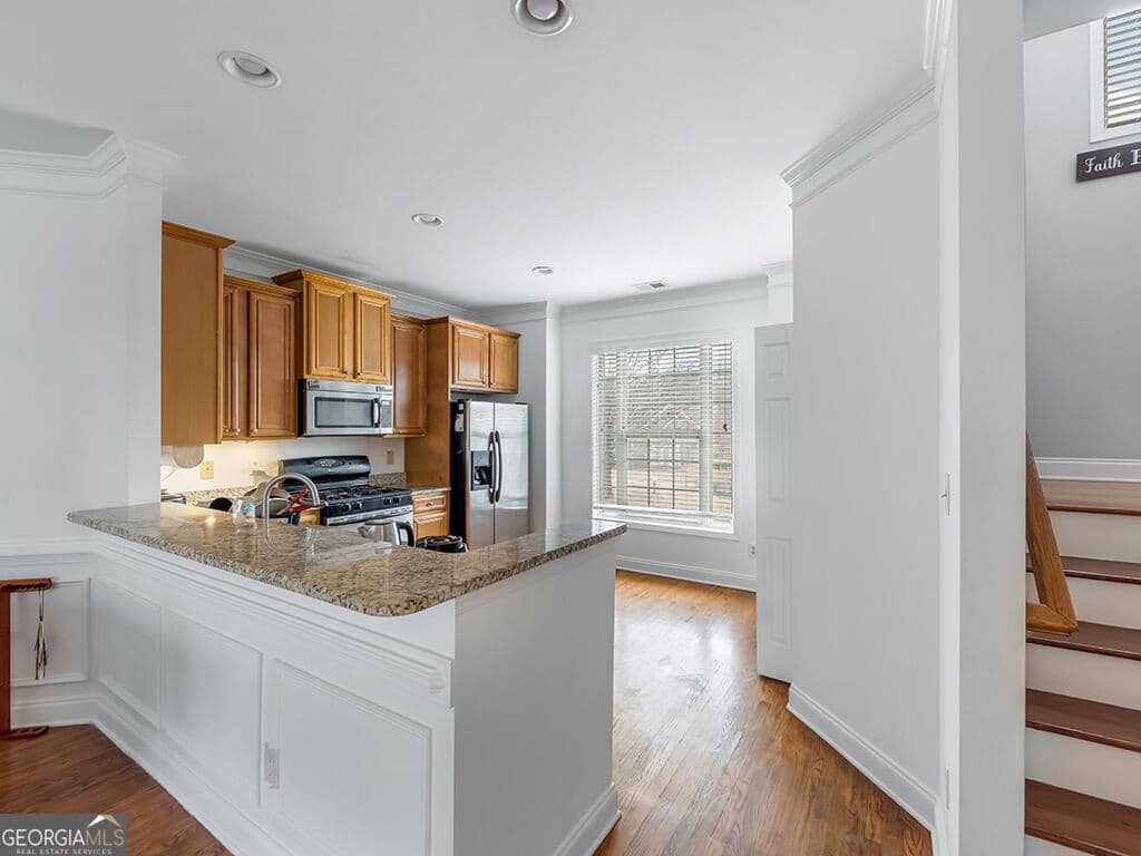 4 bedroom, 3.5 bathroom, 2,195 sq ft townhouse for sale at 3998 Llewellin Lane, Smyrna, GA 30082 — photo 4