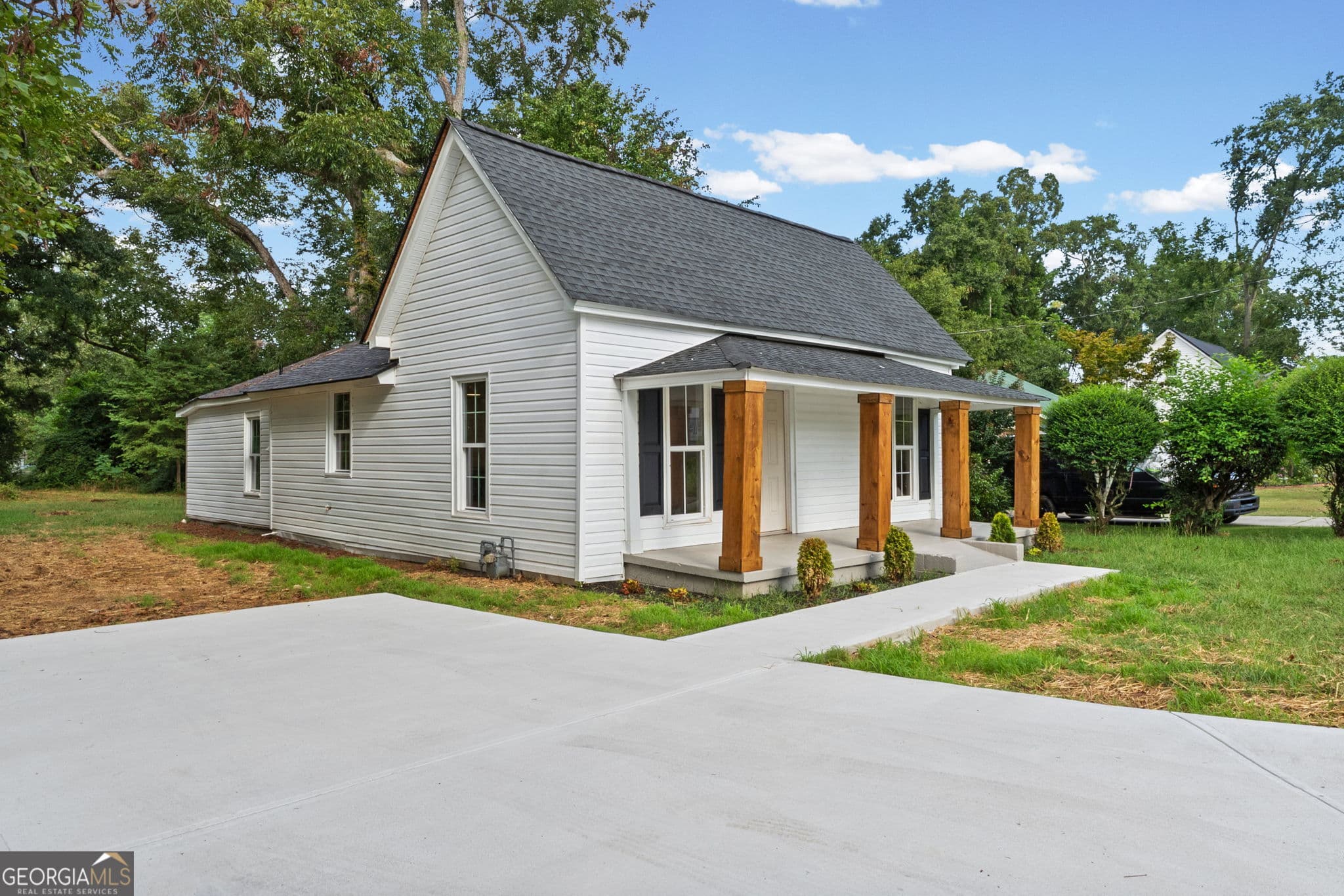 4 bedroom, 2 bathroom, 1,338 sq ft single family residence for sale at 415 N 15th Street, Griffin, GA 30223 — photo 2