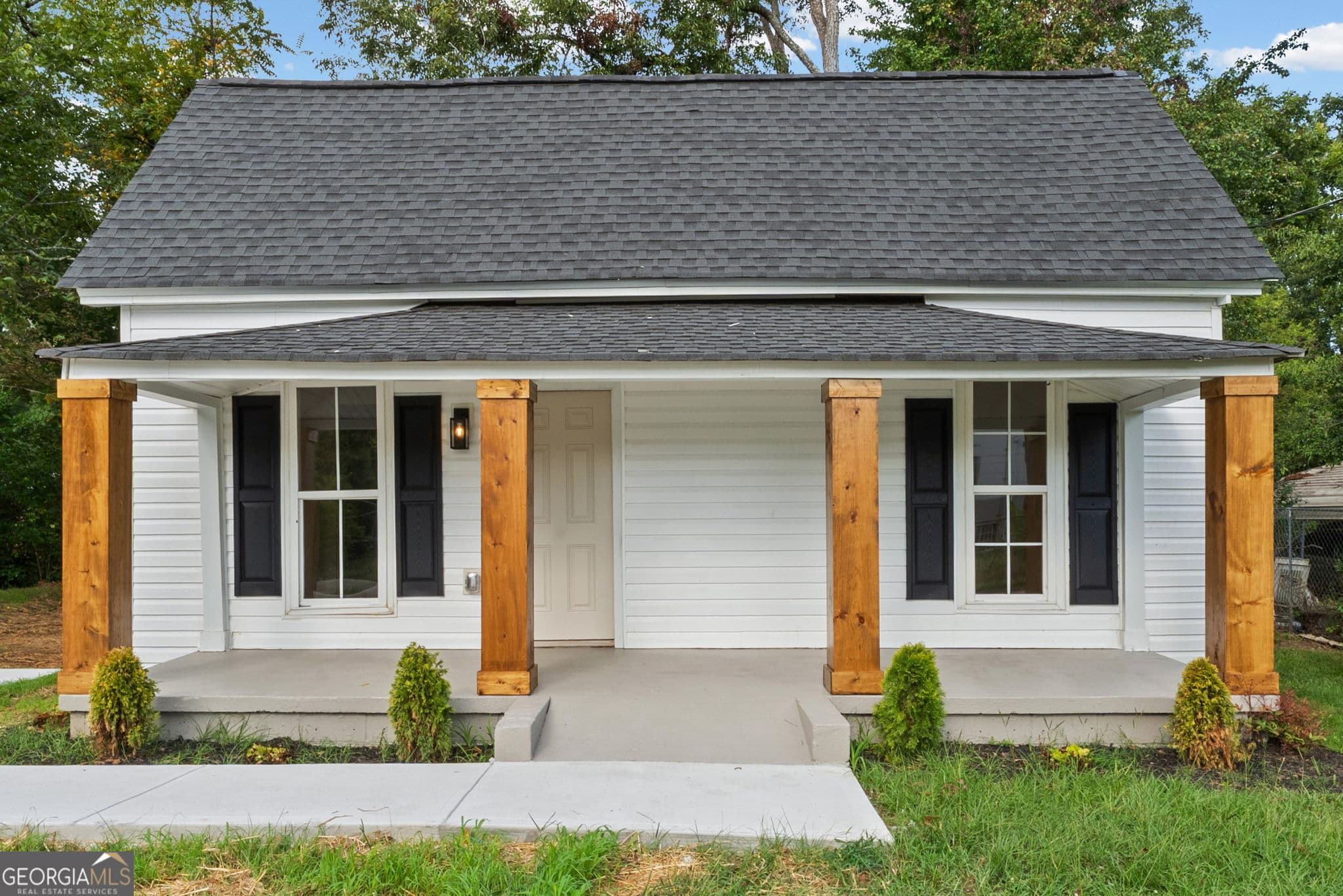 4 bedroom, 2 bathroom, 1,338 sq ft single family residence for sale at 415 N 15th Street, Griffin, GA 30223 — photo 1 of 27