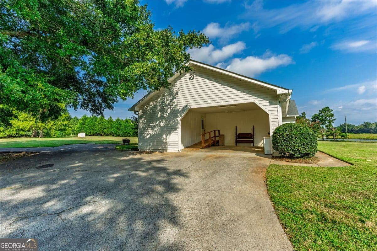 3 bedroom, 2 bathroom, 1,716 sq ft single family residence for sale at 106 Stonegables Drive, Gray, GA 31032 — photo 3