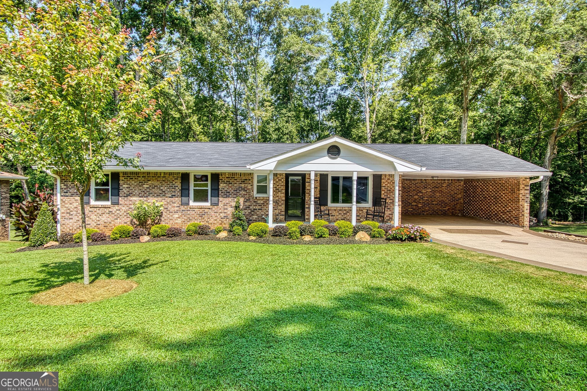 3 bedroom, 2 bathroom, 1,580 sq ft single family residence for sale at 27 Lynhaven Drive, Newnan, GA 30263 — photo 1 of 51