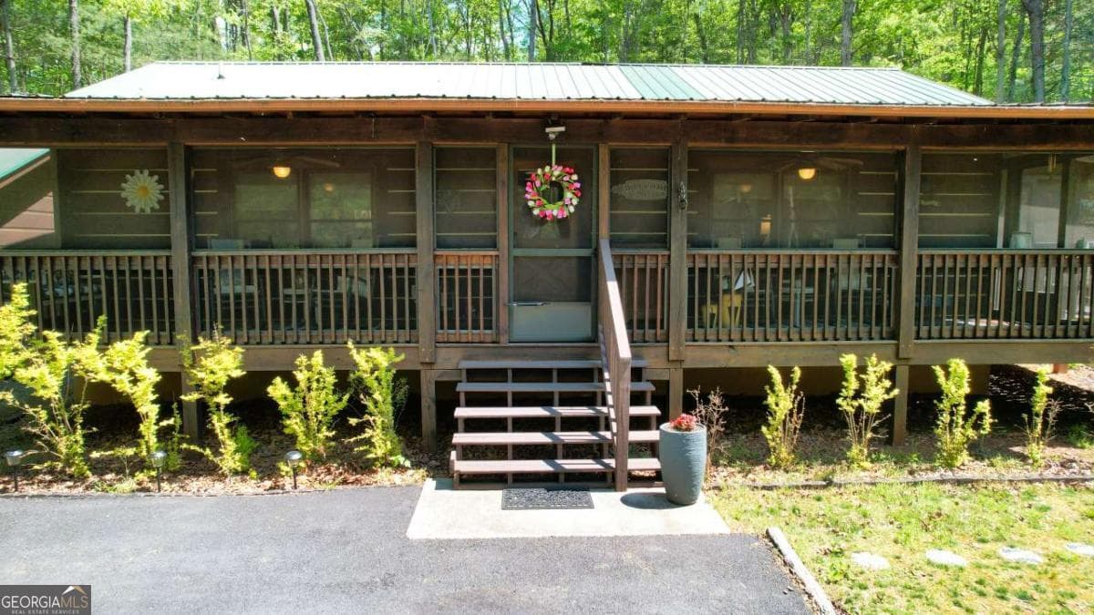 2 bedroom, 2 bathroom, 984 sq ft cabin,single family residence for sale at 210 Shade Tree Lane, Mineral Bluff, GA 30559 — photo 1 of 47