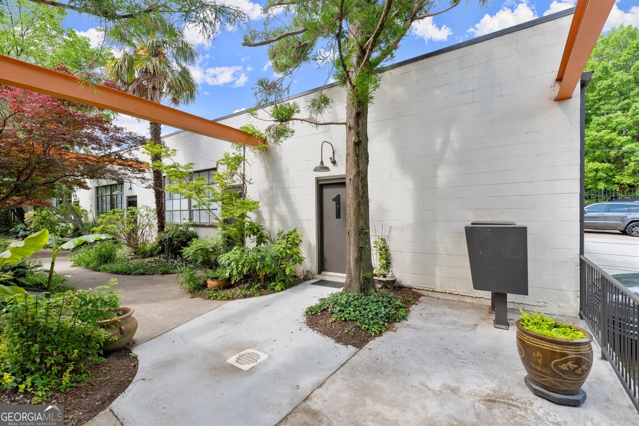 1 bedroom, 1 bathroom, 1,131 sq ft condominium for sale at 830 Dekalb Avenue 1, Atlanta, GA 30307 — photo 2