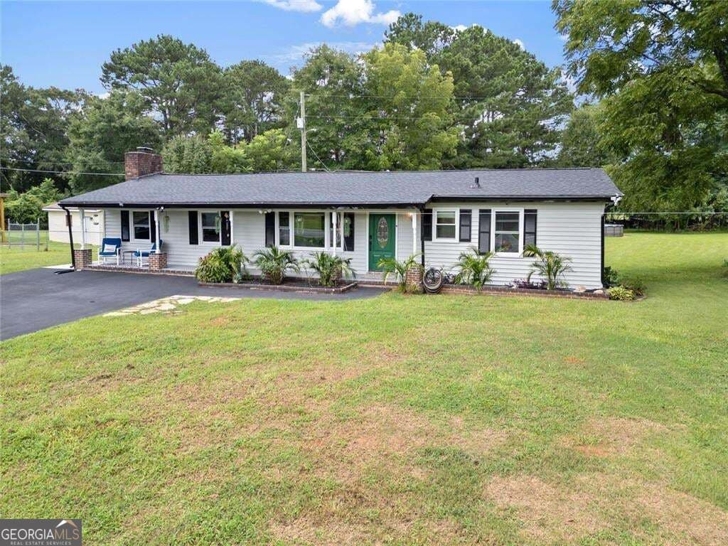 3 bedroom, 2 bathroom, 1,225 sq ft single family residence for sale at 850 New Hope Road, Fayetteville, GA 30214 — photo 1 of 31