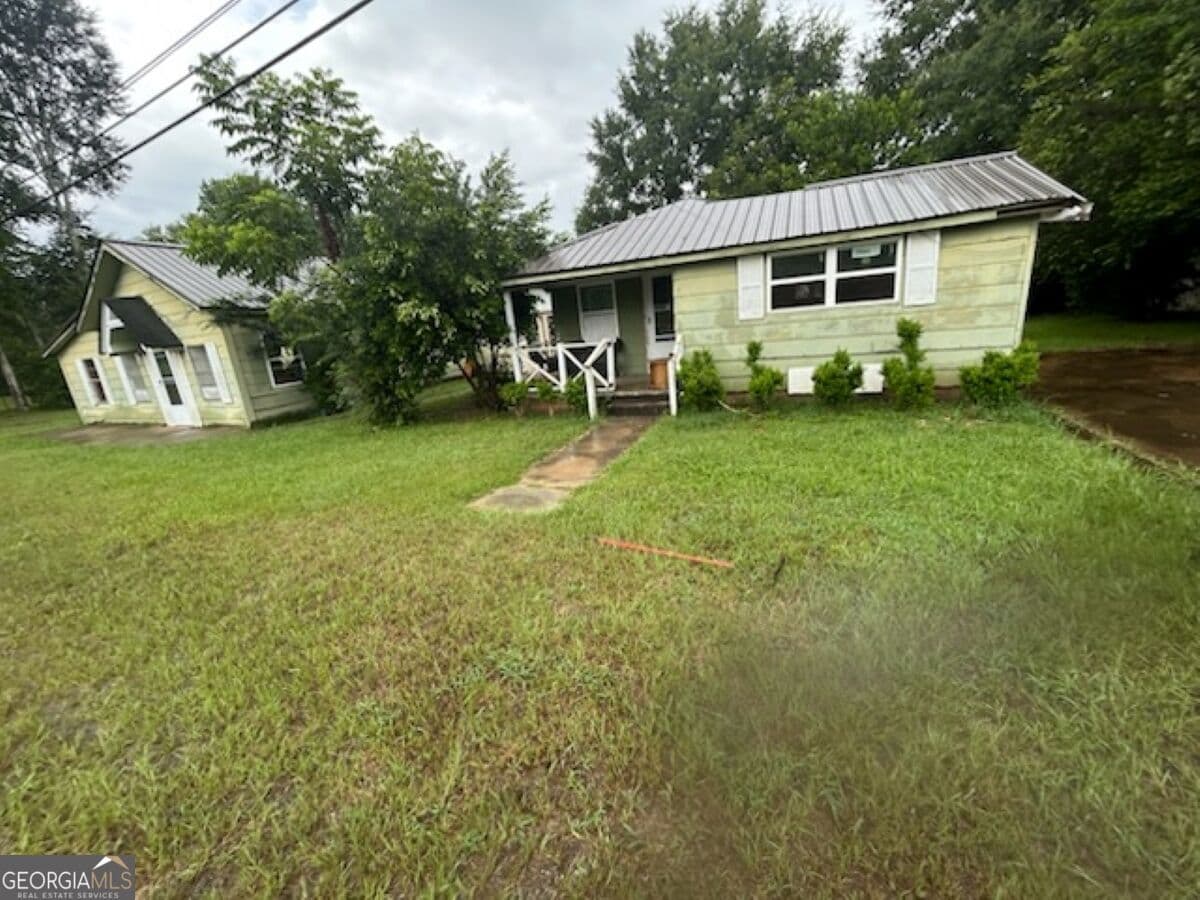 5 bedroom, 2 bathroom, 2,429 sq ft single family residence for sale at 990 S Main Street, Blakely, GA 39823 — photo 2