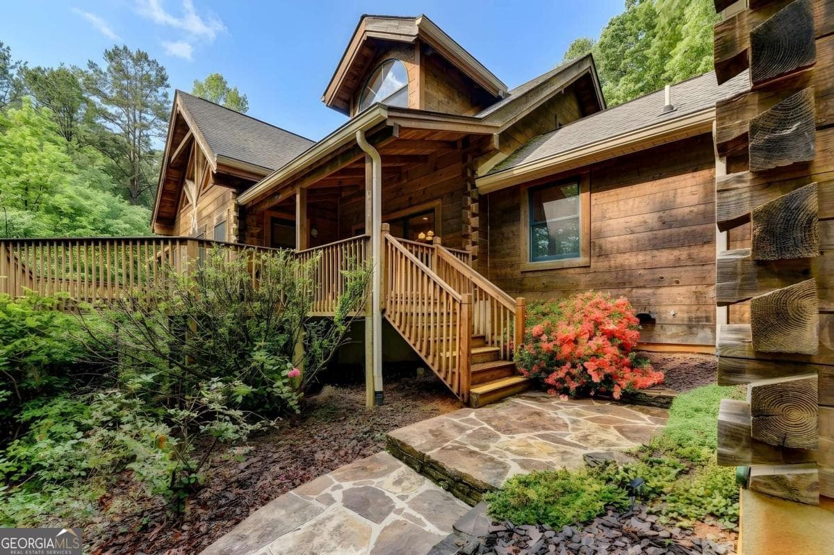 4 bedroom, 3.5 bathroom, 3,263 sq ft cabin,single family residence sold at 82 Walnut Grove Lane, Tiger, GA 30576