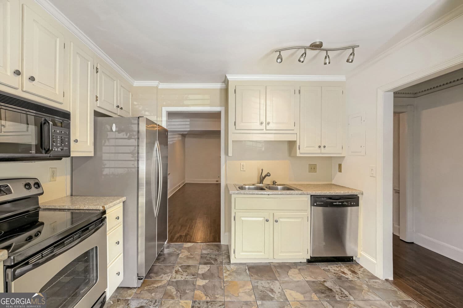 2 bedroom, 2.5 bathroom, 1,536 sq ft townhouse for rent at 410 Forestgate Court, Sandy Springs, GA 30350 for $2,000 a month — photo 6