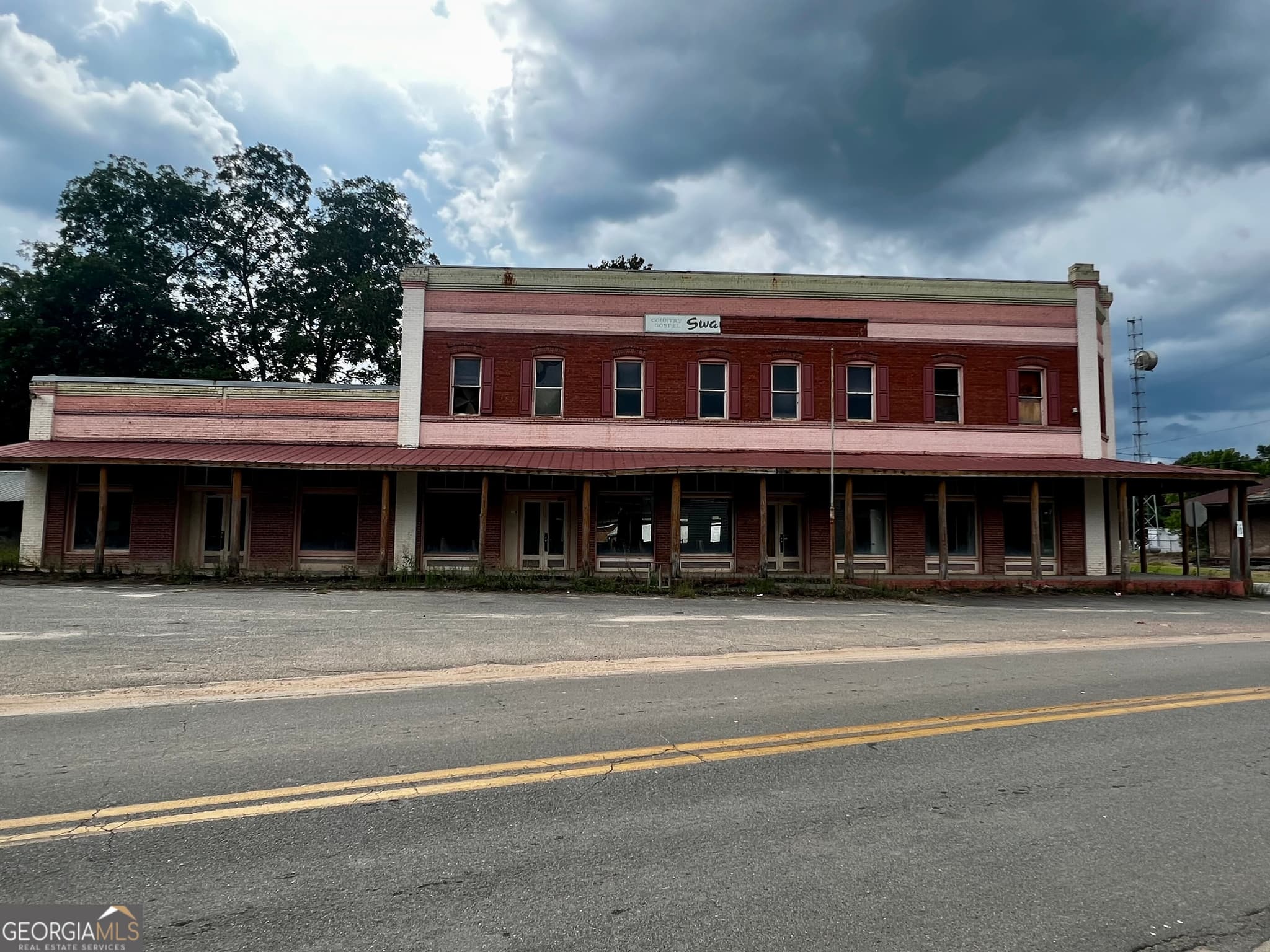 1 bedroom, 2 bathroom, 8,500 sq ft mixed use for sale at 140 Montgomery Street, Toomsboro, GA 31090 — photo 1 of 19