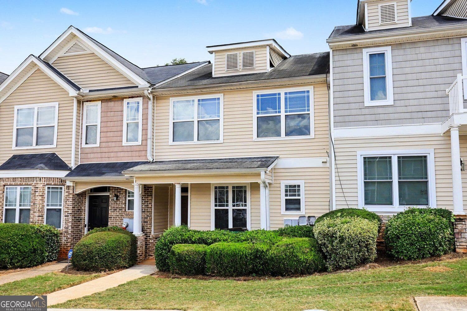 3 bedroom, 2.5 bathroom, 1,348 sq ft townhouse for sale at 6404 Ellenwood Drive, Rex, GA 30273 — photo 2