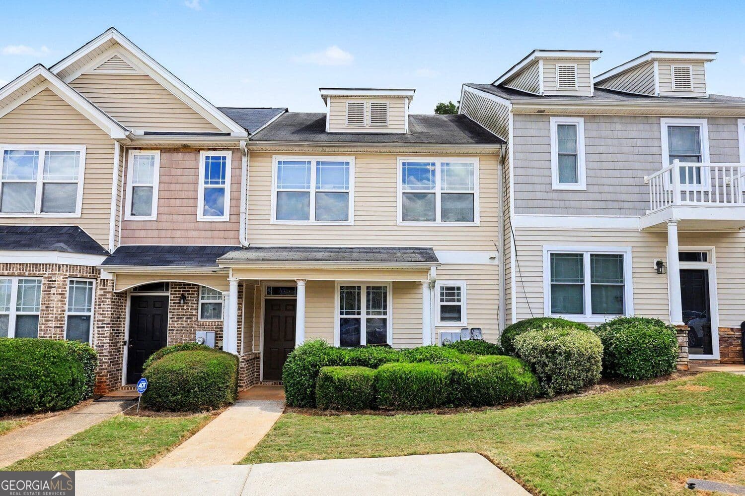 3 bedroom, 2.5 bathroom, 1,348 sq ft townhouse for sale at 6404 Ellenwood Drive, Rex, GA 30273 — photo 1 of 31