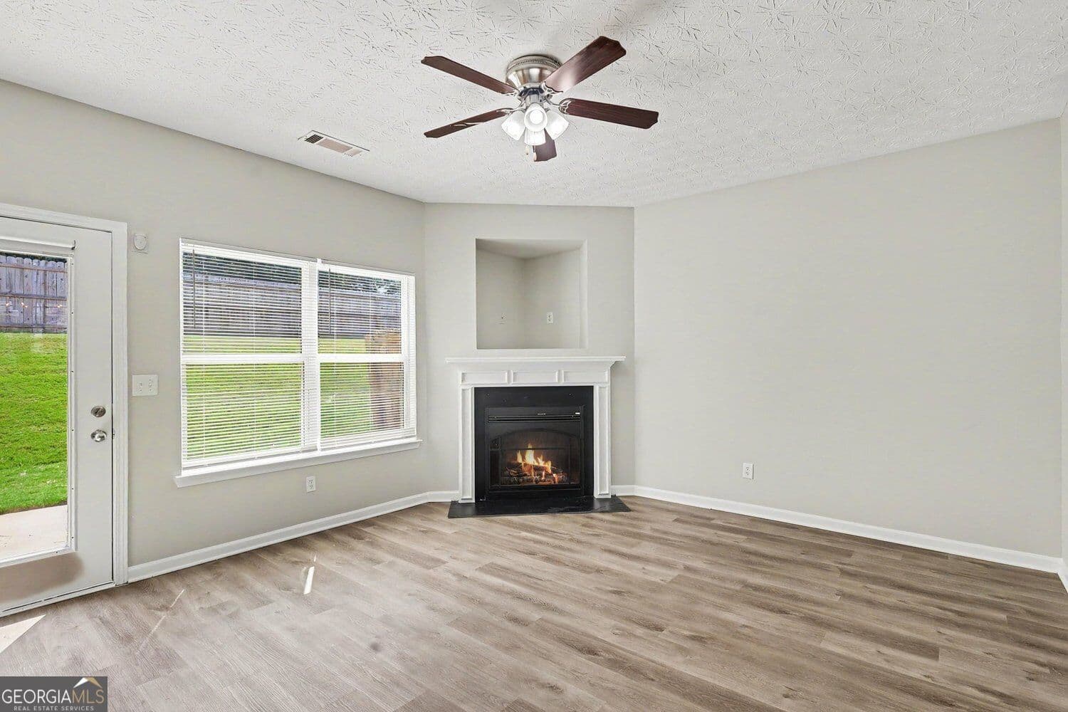 3 bedroom, 2.5 bathroom, 1,348 sq ft townhouse for sale at 6404 Ellenwood Drive, Rex, GA 30273 — photo 9