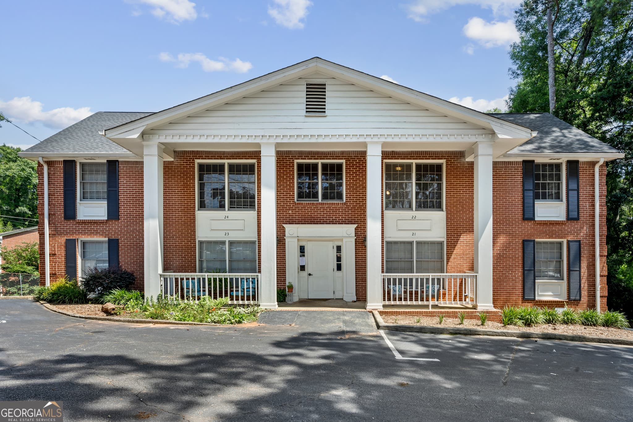 2 bedroom, 1 bathroom, 850 sq ft condominium for sale at 135 Hill Street 22, Decatur, GA 30030 — photo 2
