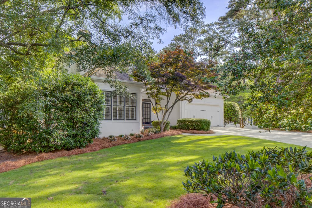 4 bedroom, 3.5 bathroom, 4,000 sq ft single family residence for sale at 2059 Howell Mill Road, Atlanta, GA 30318 — photo 2