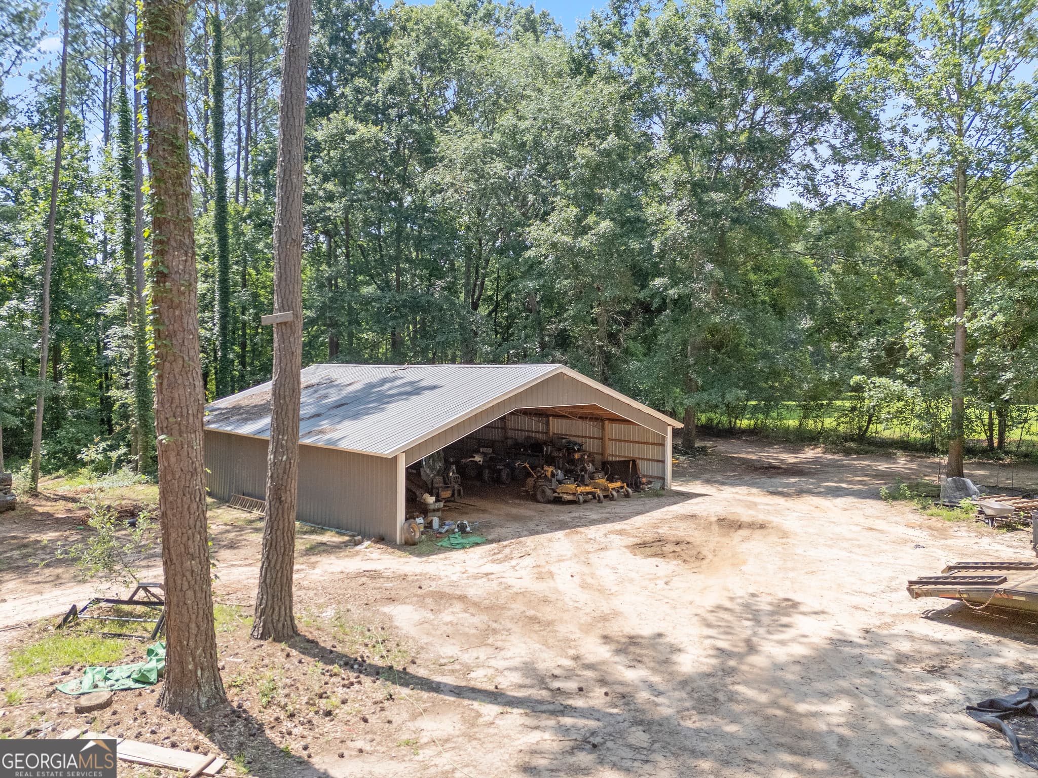 6 bedroom, 3 bathroom, 3,294 sq ft single family residence for sale at 464 Old Carrollton Road, Newnan, GA 30263 — photo 3