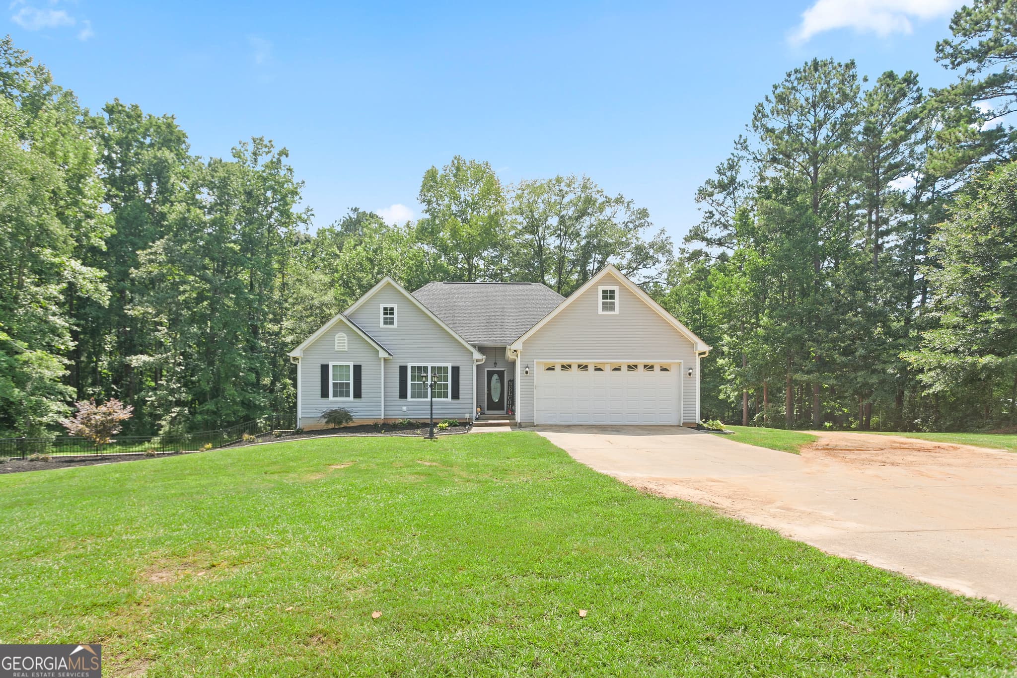 6 bedroom, 3 bathroom, 3,294 sq ft single family residence for sale at 464 Old Carrollton Road, Newnan, GA 30263 — photo 1 of 42