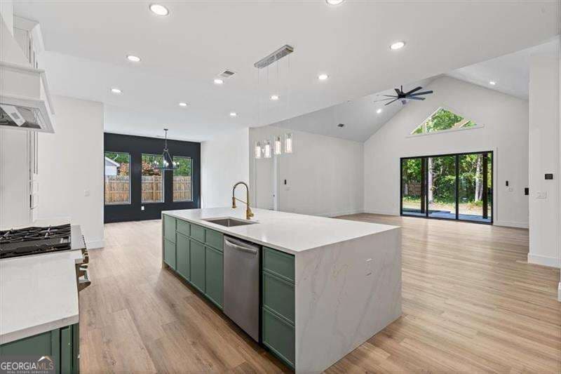 4 bedroom, 3.5 bathroom, 3,307 sq ft single family residence for sale at 520 Rockbridge Road, Lilburn, GA 30047 — photo 6