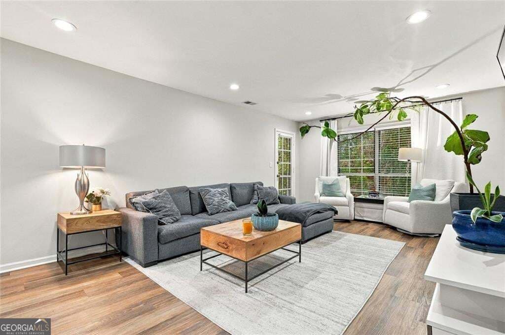 3 bedroom, 2 bathroom, 1,469 sq ft condominium for sale at 6851 Roswell Road Q-15, Sandy Springs, GA 30328 — photo 3