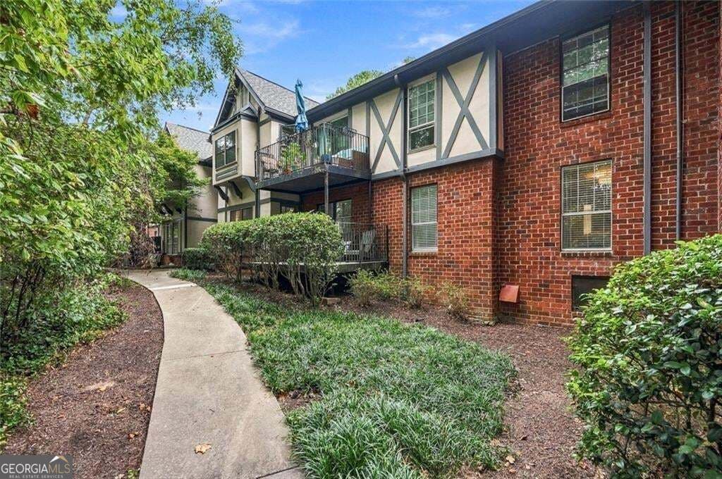 3 bedroom, 2 bathroom, 1,469 sq ft condominium for sale at 6851 Roswell Road Q-15, Sandy Springs, GA 30328